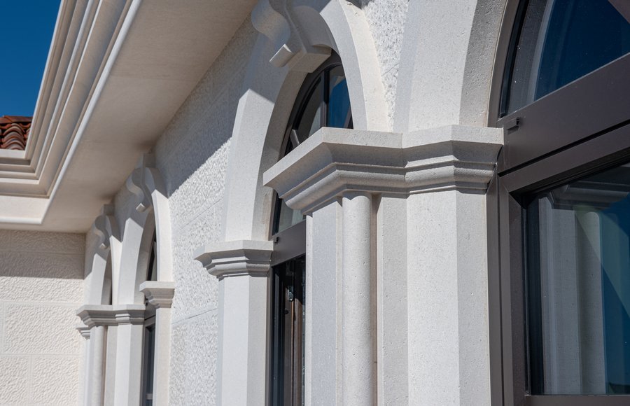 Vila Bar — kamena fasada, balusteri i arkade