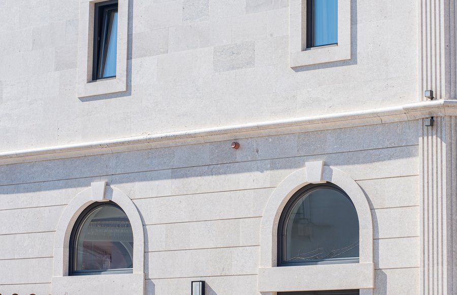 Hotel La Roche — kamena fasada s lučnim prozorima