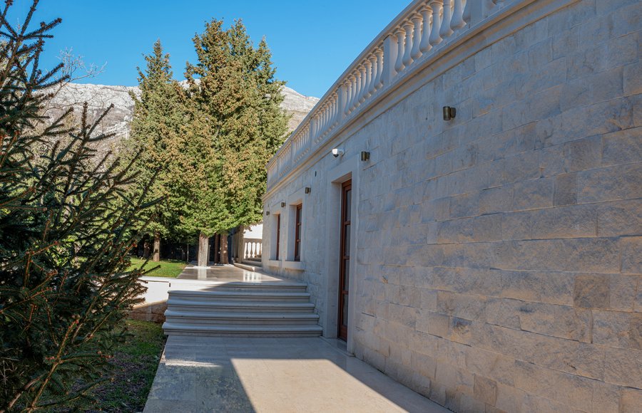 Skočidjevojka — kameni zid i balustrada